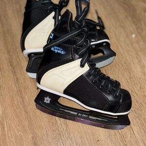 CCM Super Rapide 52 ice hockey skate black kids size 12 box o